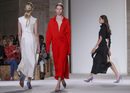 Looks monocromáticos de Victoria Beckham primavera/verano 2018 en la New York Fashion Week