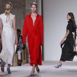 Looks monocromáticos de Victoria Beckham primavera/verano 2018 en la New York Fashion Week