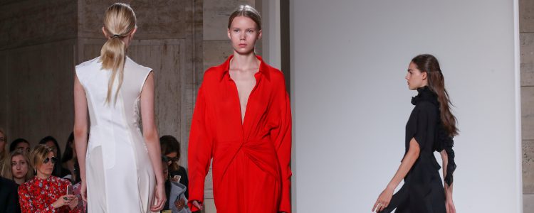 Looks monocromáticos de Victoria Beckham primavera/verano 2018 en la New York Fashion Week