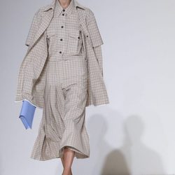 Look de estampado de cuadros de Victoria Beckham primavera/verano 2018 en la New York Fashion Week