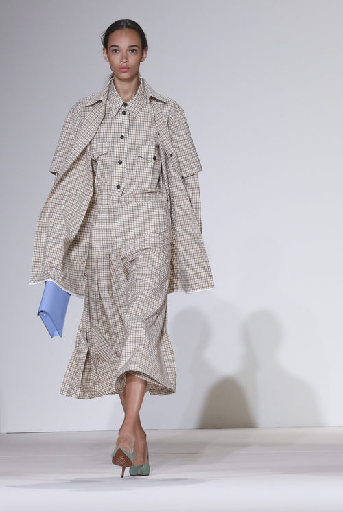 Look de estampado de cuadros de Victoria Beckham primavera/verano 2018 en la New York Fashion Week