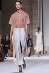 Falda con pliegues de Victoria Beckham primavera/verano 2018 en la New York Fashion Week