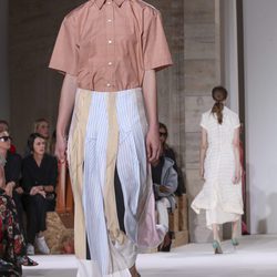 Falda con pliegues de Victoria Beckham primavera/verano 2018 en la New York Fashion Week