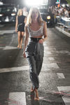 Suki Waterhouse desfilando para Alexander Wang en la Nueva York Fashion Week primavera/verano 2018