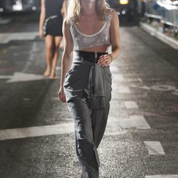 Suki Waterhouse desfilando para Alexander Wang en la Nueva York Fashion Week primavera/verano 2018