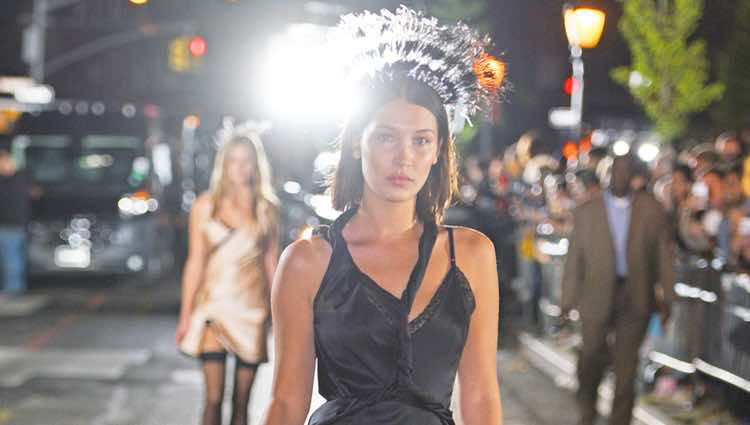 Bella Hadid desfilando para Alexander Wang en la Nueva York Fashion Week primavera/verano 2018