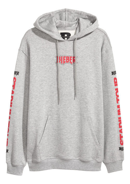 Sudadera gris con letras rojas de la colección de H&M con Justin Bieber