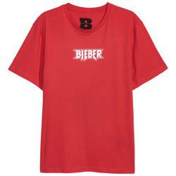 Camiseta roja con letras blancas de la colección de H&M con Justin Bieber