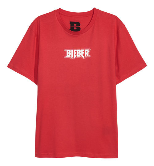 Camiseta roja con letras blancas de la colección de H&M con Justin Bieber