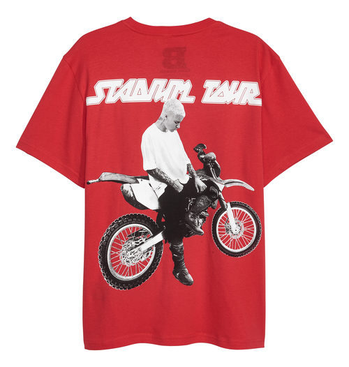 Camiseta de color rojo con estampado de moto de la colección de H&M con Justin Bieber