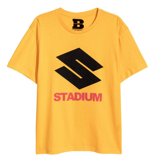 Camiseta amarilla con letras negras y rojas de la colaboración de H&M con Justin Bieber