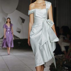 Vestido metalizado de Carolina Herrera primavera/verano 2018 en la New York Fashion Week