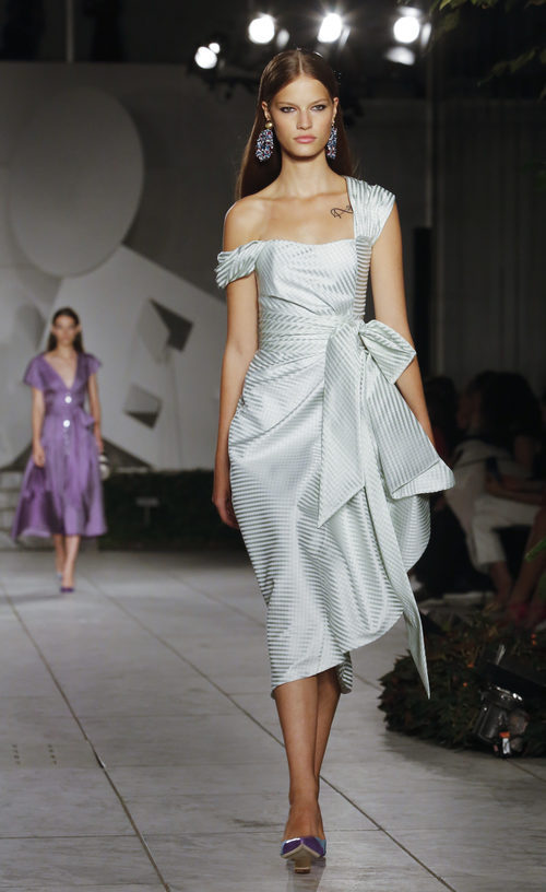 Vestido metalizado de Carolina Herrera primavera/verano 2018 en la New York Fashion Week