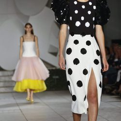 Vestido de lunares de Carolina Herrera primavera/verano 2018 en la New York Fashion Week