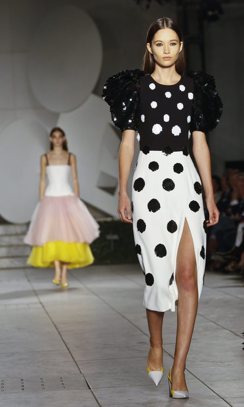 Vestido de lunares de Carolina Herrera primavera/verano 2018 en la New York Fashion Week