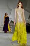 Vestido amarillo brillante de Carolina Herrera primavera/verano 2018 en la New York Fashion Week
