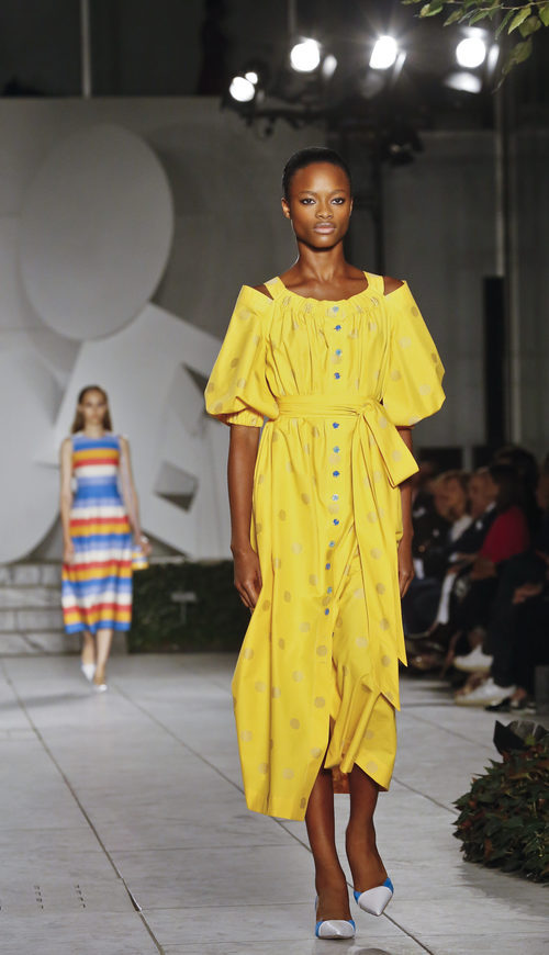 Vestido amarillo de Carolina Herrera primavera/verano 2018 en la New York Fashion Week