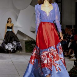 Vestido bicolor vaporoso de Carolina Herrera primavera/verano 2018 en la New York Fashion Week
