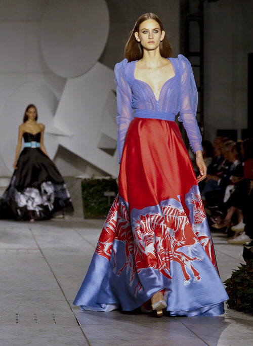 Vestido bicolor vaporoso de Carolina Herrera primavera/verano 2018 en la New York Fashion Week