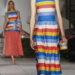 Vestido de rayas de Carolina Herrera primavera/verano 2018 en la New York Fashion Week