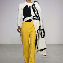 Pantalón ancho amarillo de Oscar de la Renta primavera/verano 2018 para la Nueva York Fashion Week