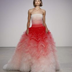 Vestido degradado rojo de Oscar de la Renta primavera/verano 2018 para la Nueva York Fashion Week