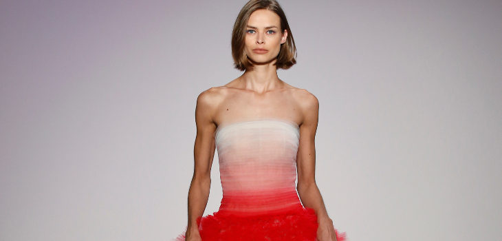 Vestido degradado rojo de Oscar de la Renta primavera/verano 2018 para la Nueva York Fashion Week