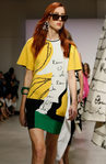 Vestido de manga corta amarillo de Oscar de la Renta primavera/verano 2018 para la Nueva York Fashion Week