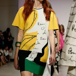 Vestido de manga corta amarillo de Oscar de la Renta primavera/verano 2018 para la Nueva York Fashion Week