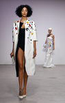 Abrigo blanco de Oscar de la Renta primavera/verano 2018 para la Nueva York Fashion Week