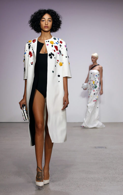 Abrigo blanco de Oscar de la Renta primavera/verano 2018 para la Nueva York Fashion Week