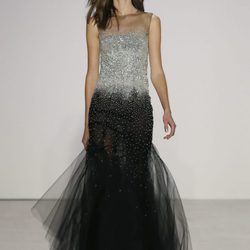 Vestido negro y gris degradado de Oscar de la Renta primavera/verano 2018 para la Nueva York Fashion Week