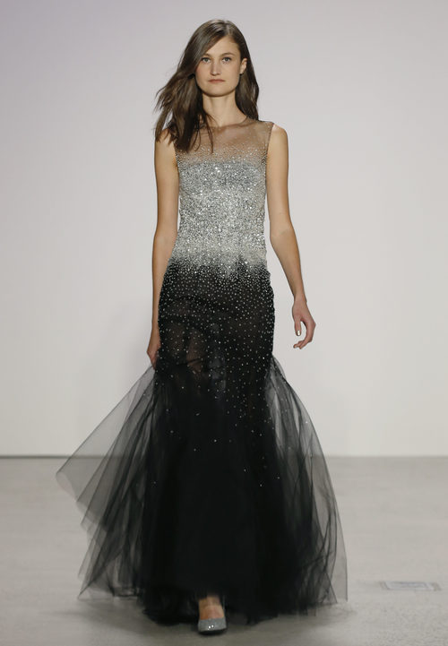 Vestido negro y gris degradado de Oscar de la Renta primavera/verano 2018 para la Nueva York Fashion Week