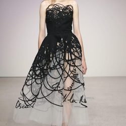 Vestido de tul blanco y negro de Oscar de la Renta primavera/verano 2018 para la Nueva York Fashion Week