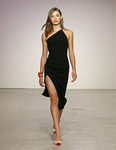 Vestido negro asimétrico de Oscar de la Renta primavera/verano 2018 para la Nueva York Fashion Week