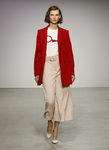 Americana roja y pantalón rosa de Oscar de la Renta primavera/verano 2018 para la Nueva York Fashion Week