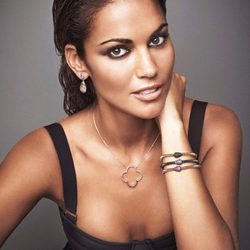 Lara Álvarez colabora en la nueva campaña de Luxenter otoño/invierno 2017/2018 con joyas de diferentes tonalidades