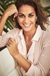 Lara Álvarez luce joyas con tonalidades azules en su nueva campaña con Luxenter otoño/invierno 2017/2018