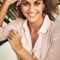 Lara Álvarez luce joyas con tonalidades azules en su nueva campaña con Luxenter otoño/invierno 2017/2018