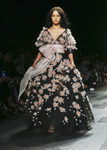Vestido negro con flores de Marchesa primavera/verano 2018 en la New York Fashion Week