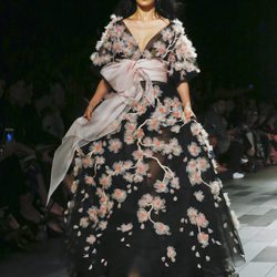 Vestido negro con flores de Marchesa primavera/verano 2018 en la New York Fashion Week