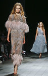 Vestido de flecos brillantes de Marchesa primavera/verano 2018 en la New York Fashion Week