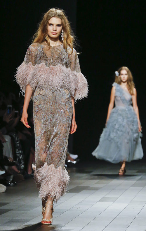Vestido de flecos brillantes de Marchesa primavera/verano 2018 en la New York Fashion Week
