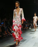 Vestido de escote profundo de Marchesa primavera/verano 2018 en la New York Fashion Week