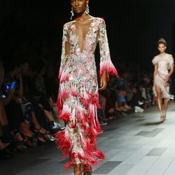 Vestido de escote profundo de Marchesa primavera/verano 2018 en la New York Fashion Week