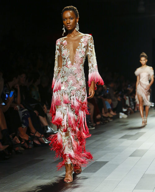 Vestido de escote profundo de Marchesa primavera/verano 2018 en la New York Fashion Week