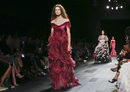 Vestido color burdeos de Marchesa primavera/verano 2018 en la New York Fashion Week