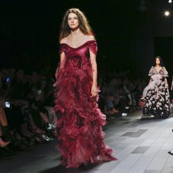 Vestido color burdeos de Marchesa primavera/verano 2018 en la New York Fashion Week
