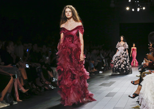 Vestido color burdeos de Marchesa primavera/verano 2018 en la New York Fashion Week