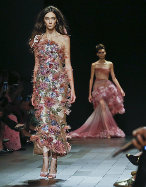 Vestido multicolor de Marchesa primavera/verano 2018 en la New York Fashion Week